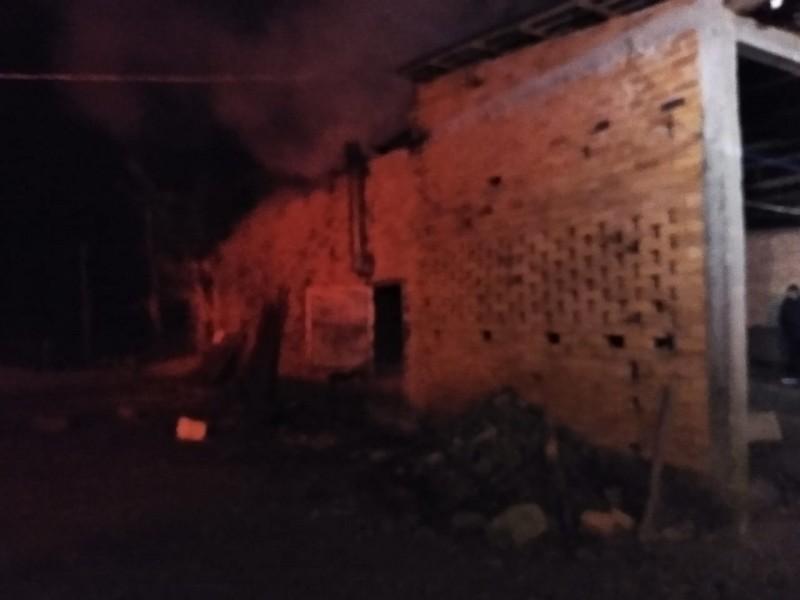 Bombeiros combatem incêndio em estufa de fumo na cidade de Forquilhinha