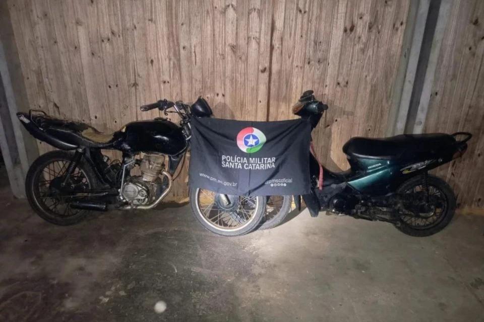 Jovens são flagrados pela PM com motos adulteradas