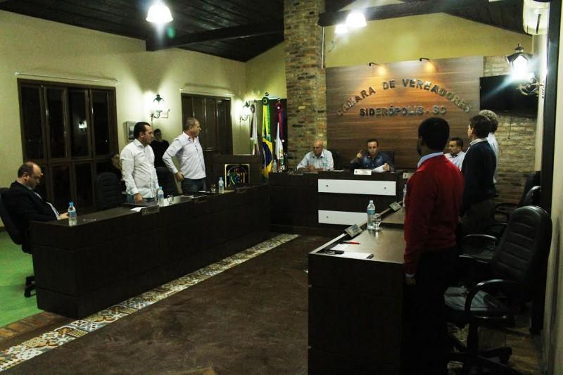 Vereadores reprovam projeto que previa redução de salários