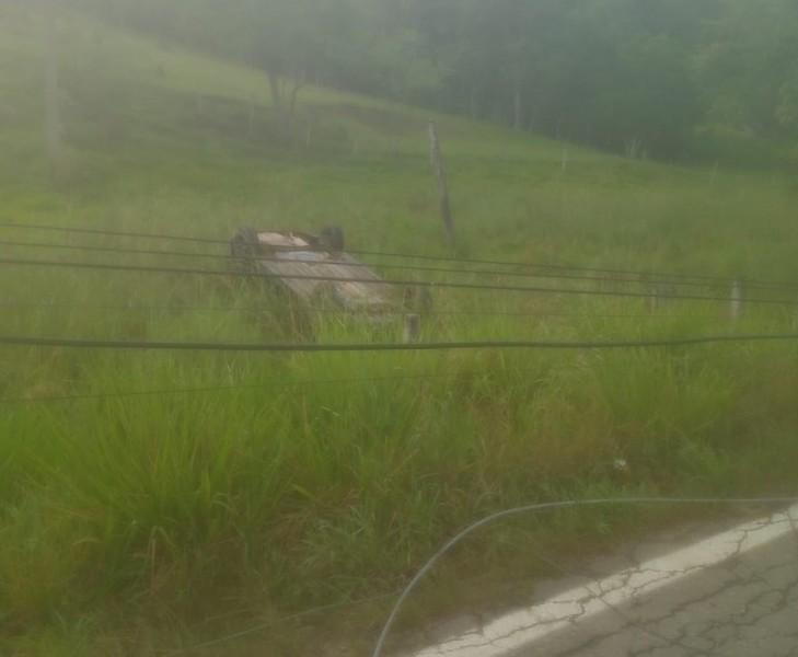 Motorista colide contra poste, capota carro e abandona veículo na SC-390