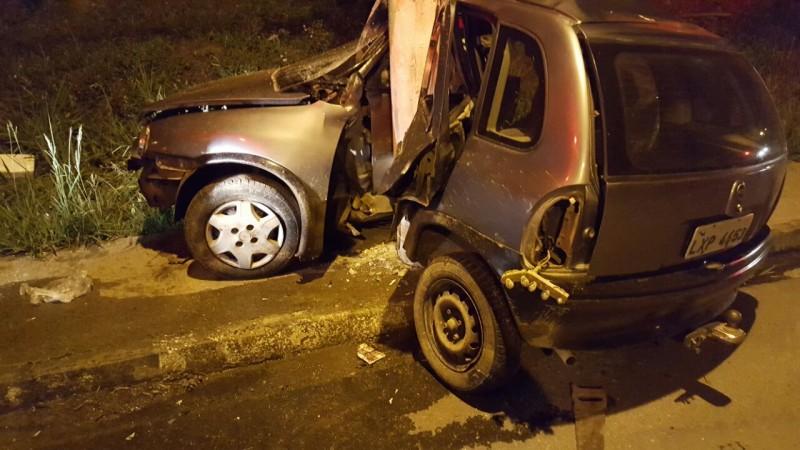 Motorista fica preso às ferragens e caroneiro é lançado para fora de veículo
