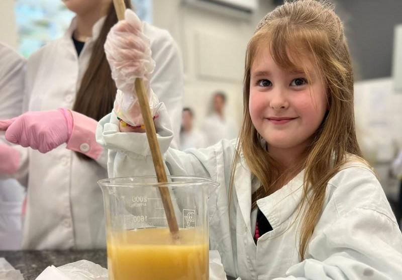 Alunos do Infantil Satc aprendem a transformar óleo de cozinha usado em sabão 