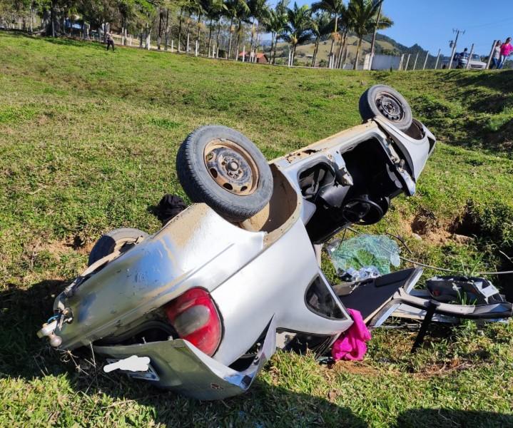 Saída de pista seguida de capotamento deixa dois feridos em Imaruí
