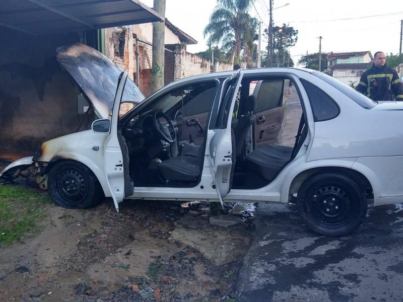 Bombeiros combatem incêndio em veículo na manhã deste sábado
