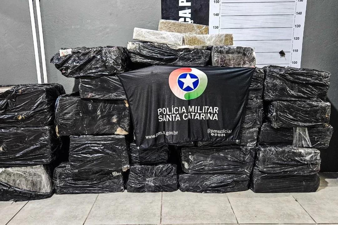 Jovens são flagrados transportando mais de 600 quilos de maconha na BR-101
