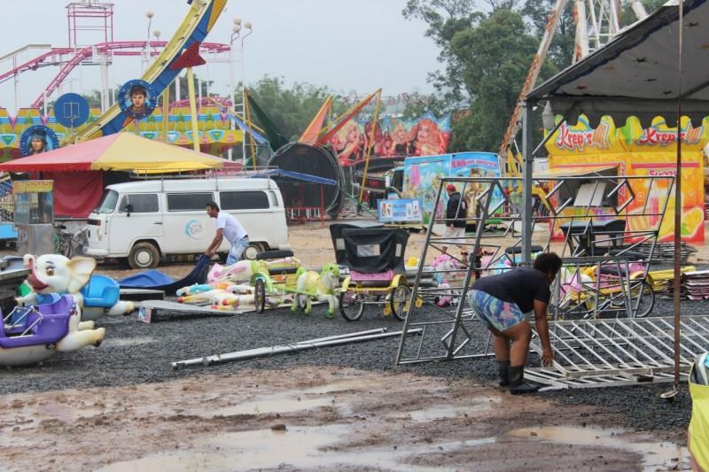 Debaixo de chuva, 80 pessoas desmontam estrutura do Parque Tupã