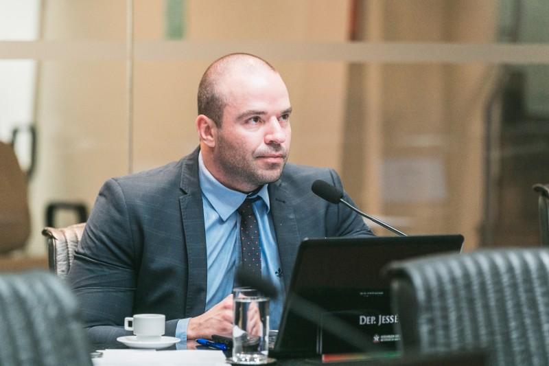 MPSC repudia postagem de Jessé Lopes com ex-marido de Maria da Penha; deputado se defende