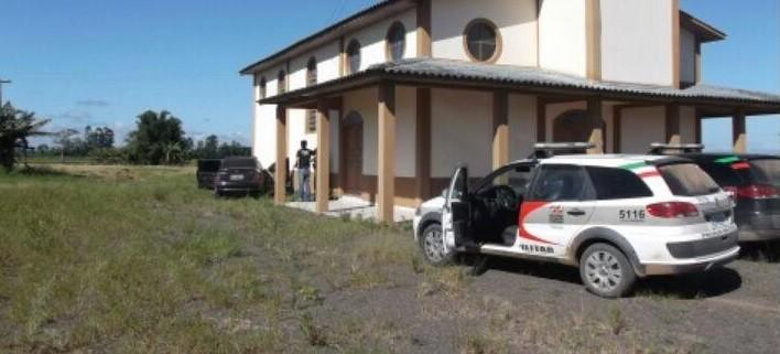 Tentativa de assalto em residência deixa dona de casa ferida