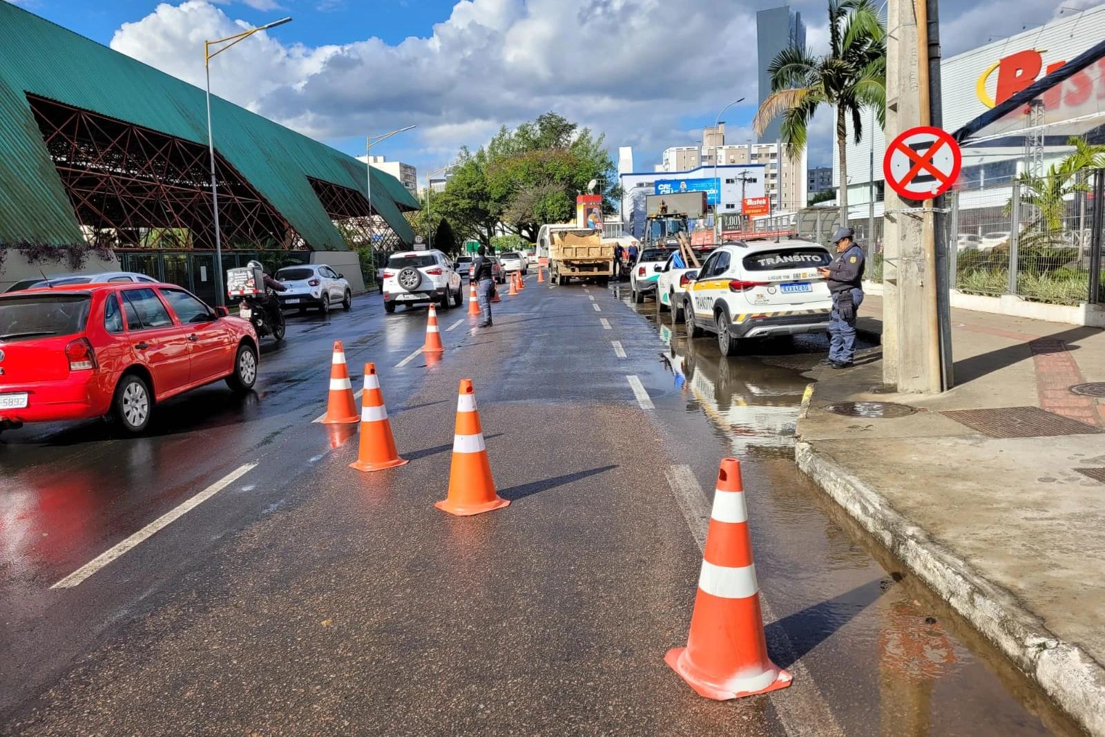 Rompimento de rede da Casan causa transtornos na avenida Centenário