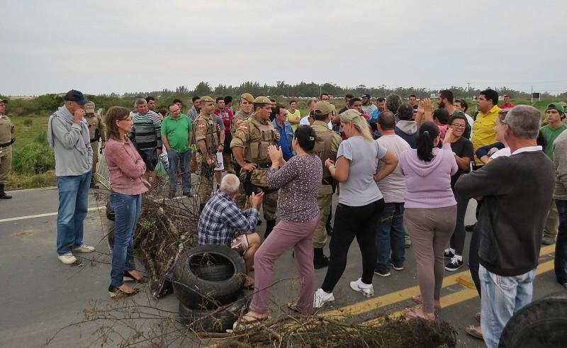 Moradores promovem protesto na região do Farol de Santa Marta