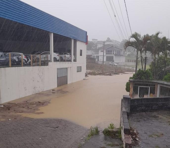 Chuvas provocam pontos de alagamentos e quedas de muros em Cocal do Sul