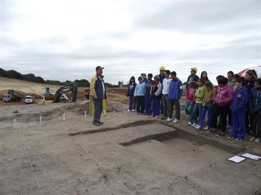 Sítio arqueológico em canteiro de obras vira sala de aula