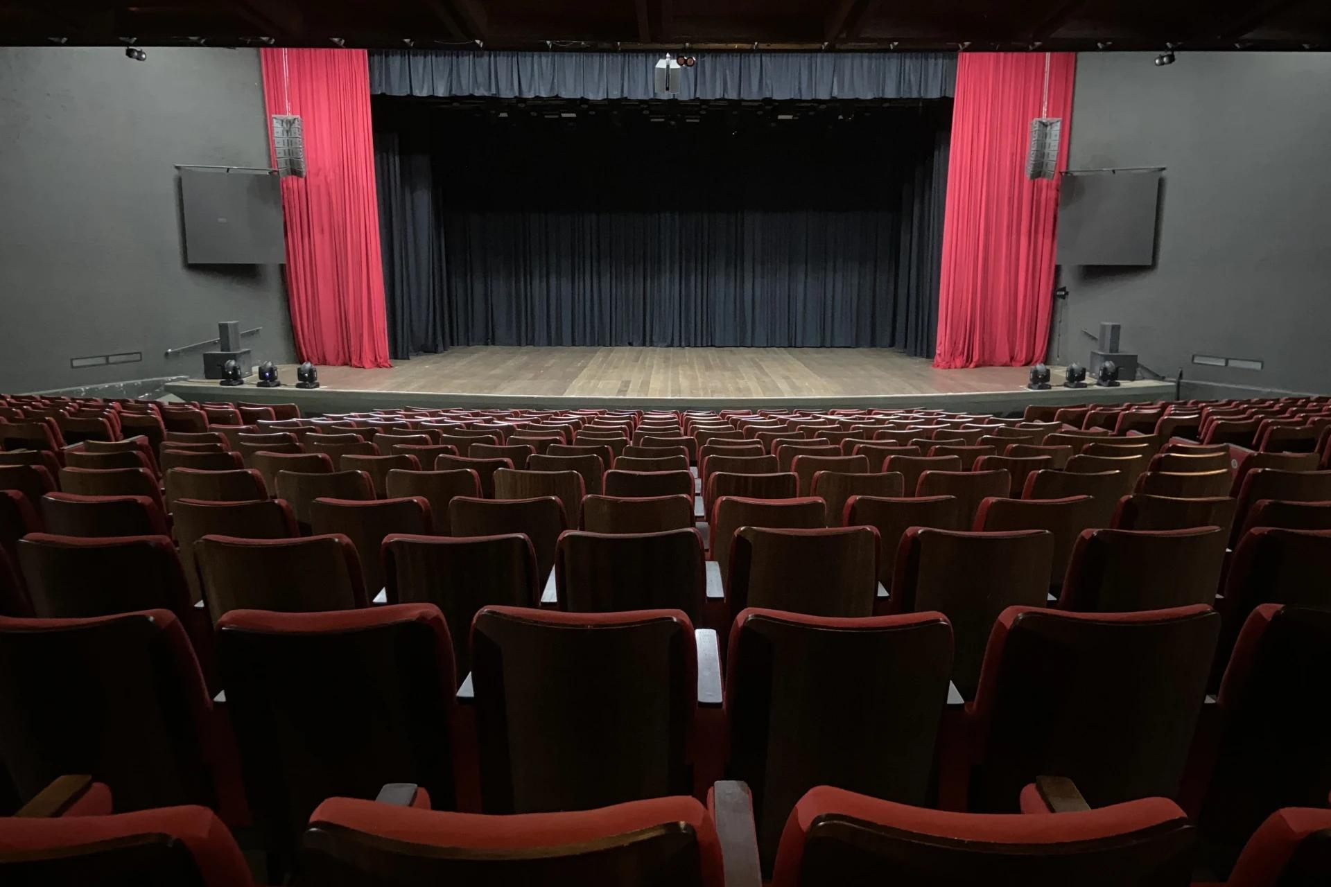 Teatro Elias Angeloni recebe espetáculo de comédia teatral em Criciúma