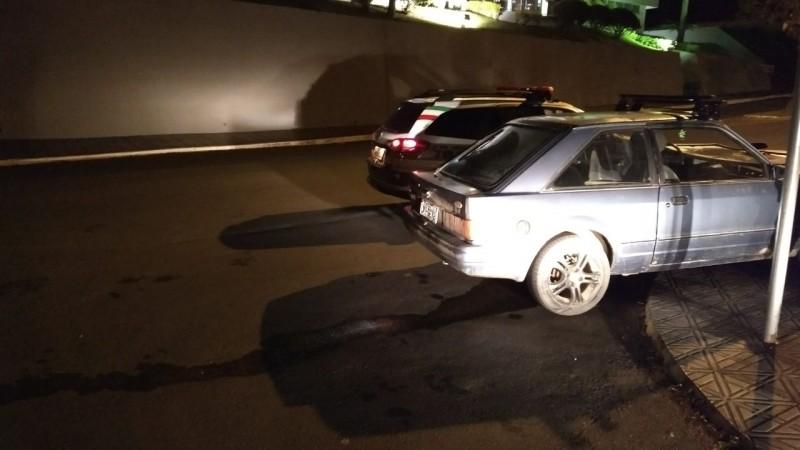 Bêbado, pai colide carro em poste e filhos de cinco e seis anos ficam feridos