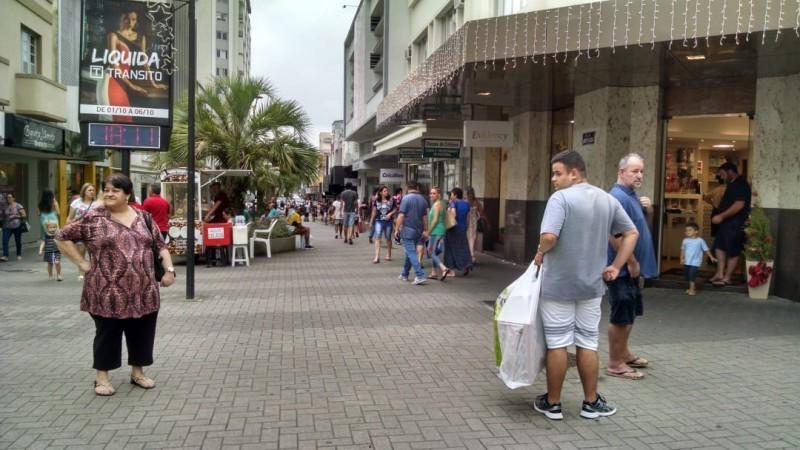 Dois em cada dez consumidores gastam mais do que podem nas compras de Natal