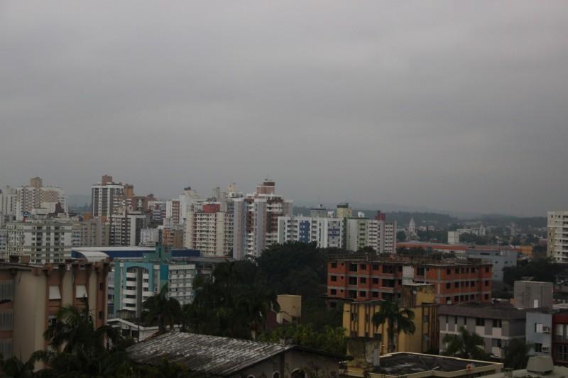 Semana inicia com tempo nublado e previsão de chuva, mas termina com sol na região carbonífera