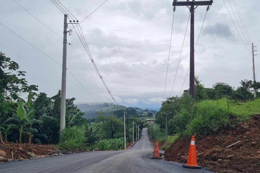 Estrada Geral Bortolo Scarmagnani recebe camada asfáltica em Siderópolis