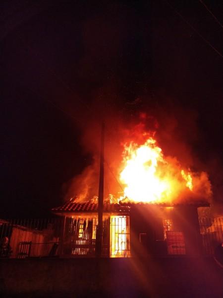 Idoso sofre queimaduras de primeiro e segundo grau durante incêndio em casa no bairro Pinheirinho