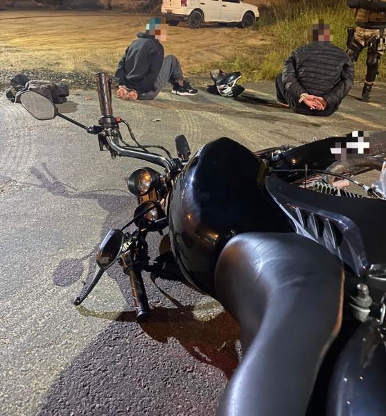 Traficantes tentam fugir de abordagem policial, mas caem de moto e acabam presos em Criciúma