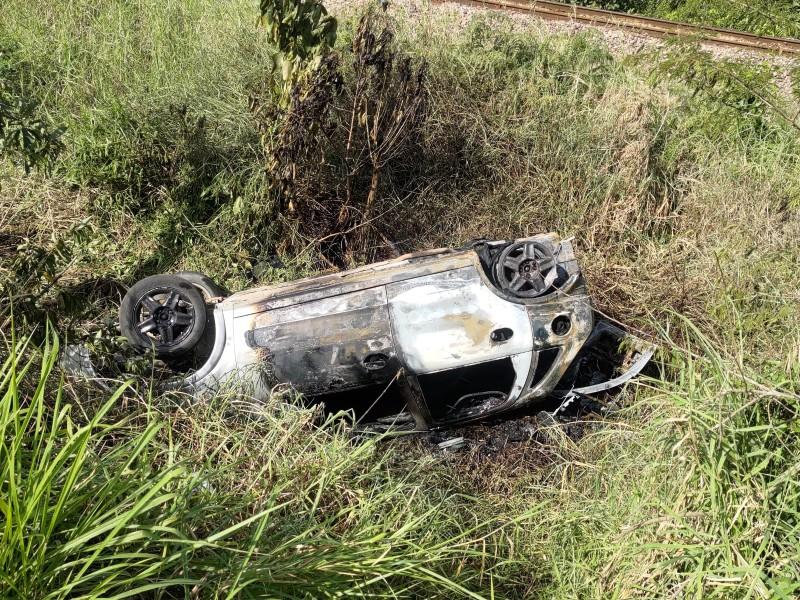Carro que caiu em vala pegou fogo após acidente