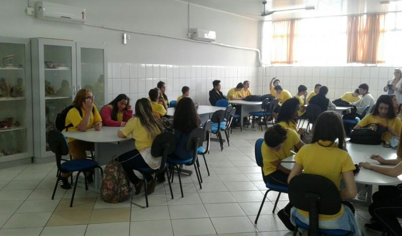 Alunos realizam visitas guiadas aos laboratórios do Colégio Universitário