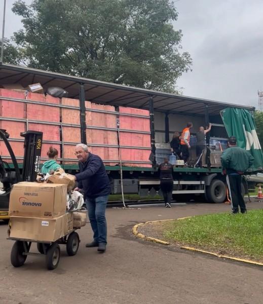 Comitiva de Cocal do Sul entrega donativos na cidade adotada de Bom Princípio