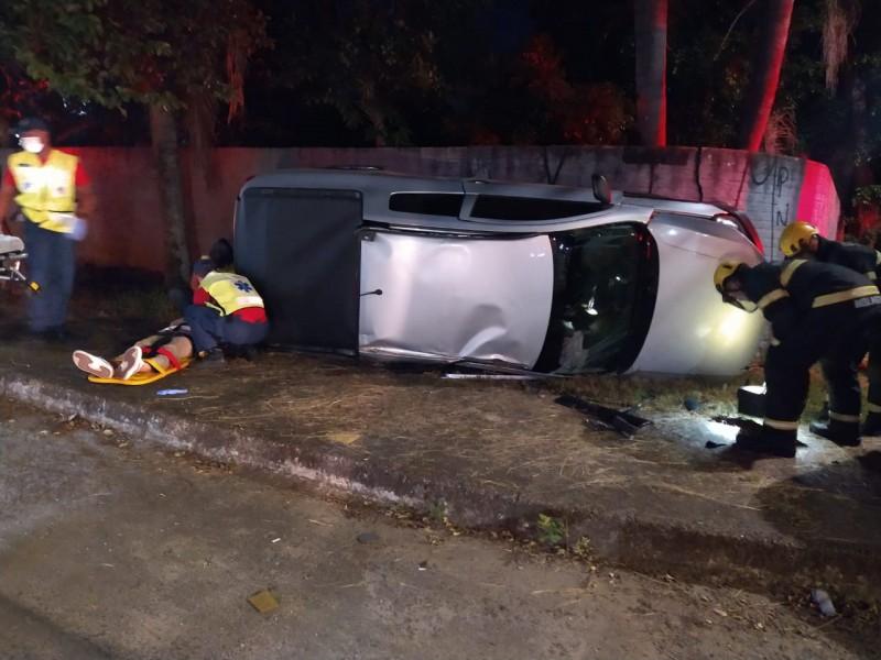 Carro tomba após colisão na região central de Criciúma