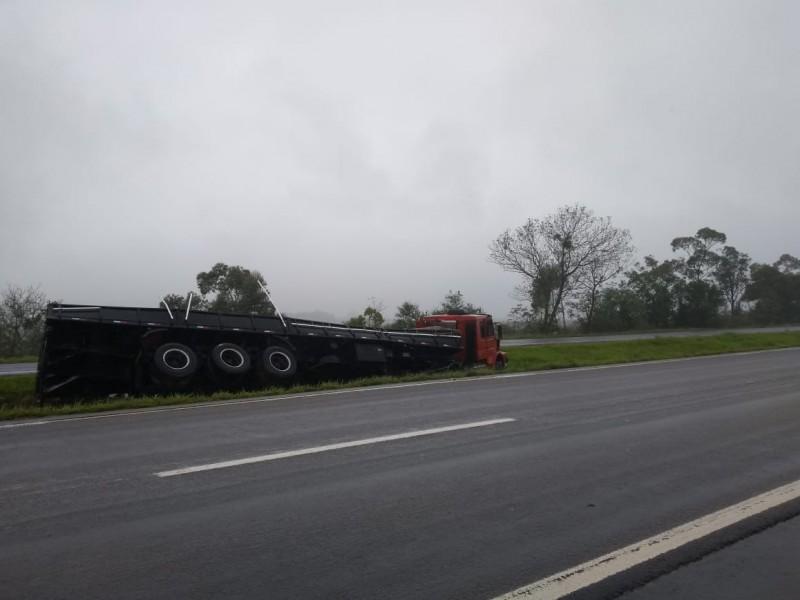 Caminhoneiro perde o controle da direção e sai da pista na BR-101, em Içara