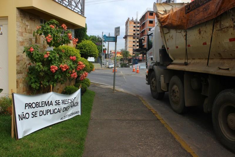 Pintura e sinalização a partir do dia 15 no binário de Cocal do Sul; moradores protestam