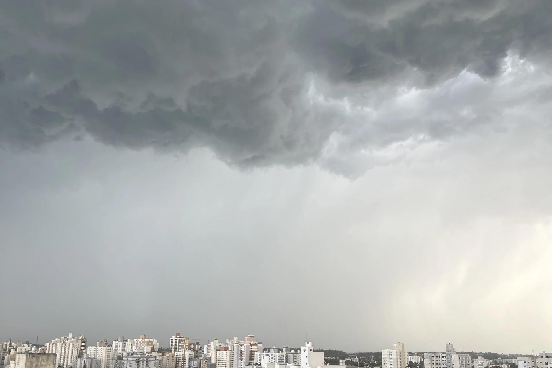 Ciclone é considerado atípico por características incomuns, explicam meteorologistas