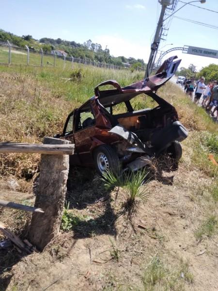 Colisão traseira deixa duas pessoas feridas na SC-443
