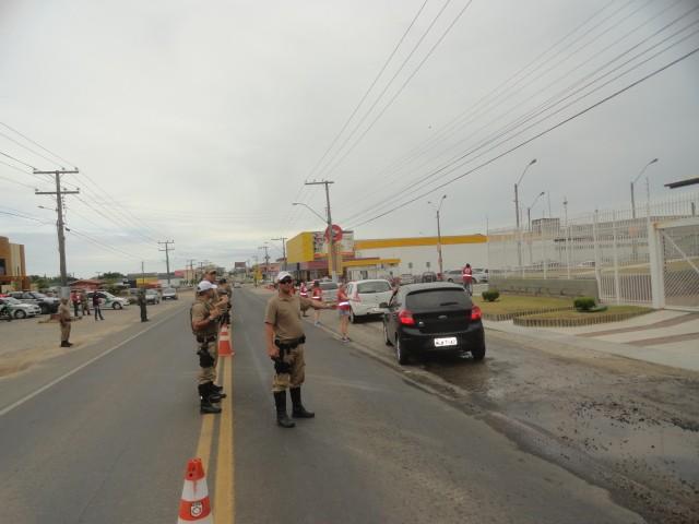 Voluntários realizam blitz de conscientização na SC-445