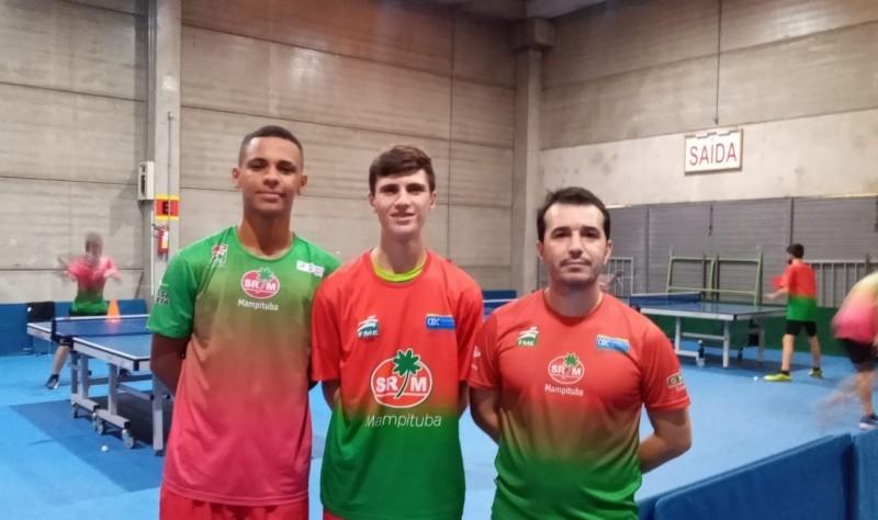 Atletas e técnico de tênis de mesa do Mampituba participam de treino da Seleção Brasileira