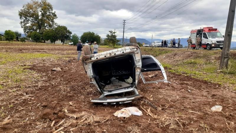 Motorista fica ferido após capotar veículo na SC-447