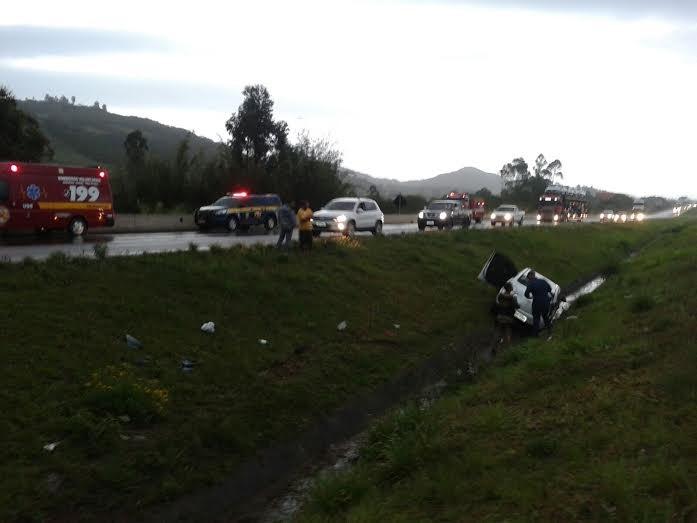 Carro com família cai em vala na BR-101