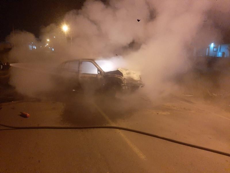 Após colisão contra poste, carro pega fogo em Passo de Torres