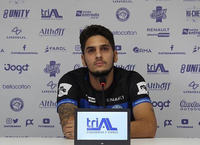 Zagueiro Carlos Alexandre é apresentado no Atlético Tubarão 