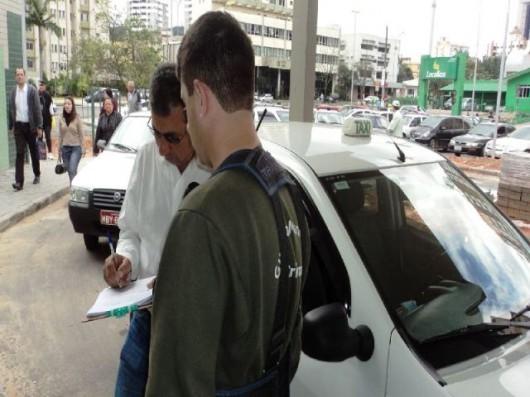 Taxistas devem efetuar as codificações dos taxímetros
