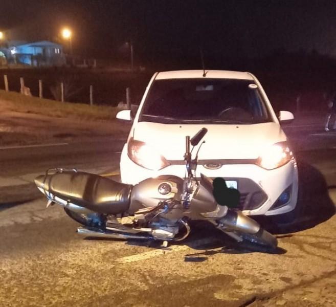 Colisão entre carro e moto deixa motociclista gravemente ferido 
