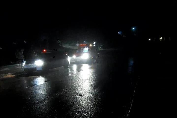 Jovem fica ferido após colidir carro contra poste