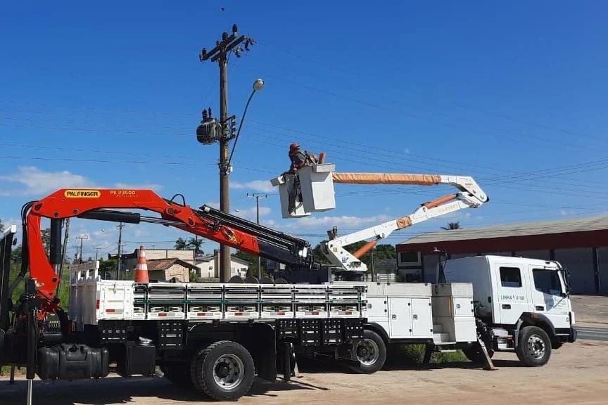 Caminhão colide contra fios de energia em Morro da Fumaça