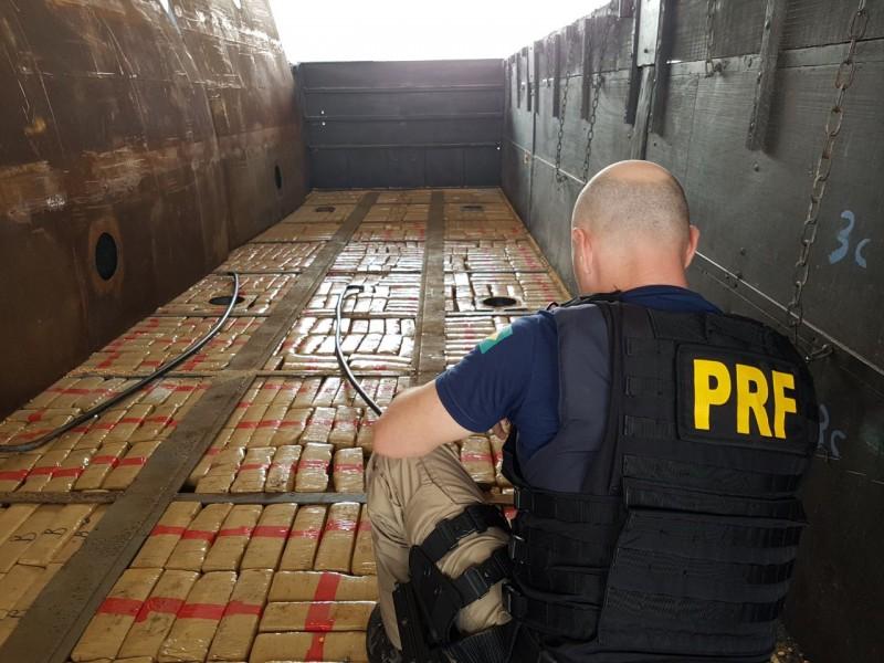 VÍDEO: Carreta de Sombrio é flagrada com quase uma tonelada de maconha