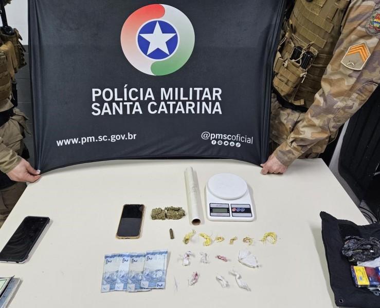 Dois adolescentes são apreendidos após PM encontrar drogas dentro de casa em Balneário Rincão
