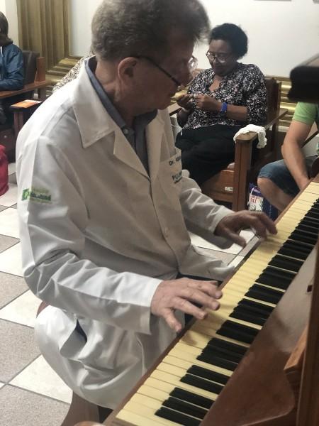 Médico toca piano no Hospital São José e alegra pacientes e acompanhantes