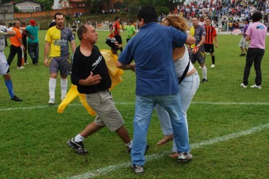 Invasão, pontapés e torcida no gramado