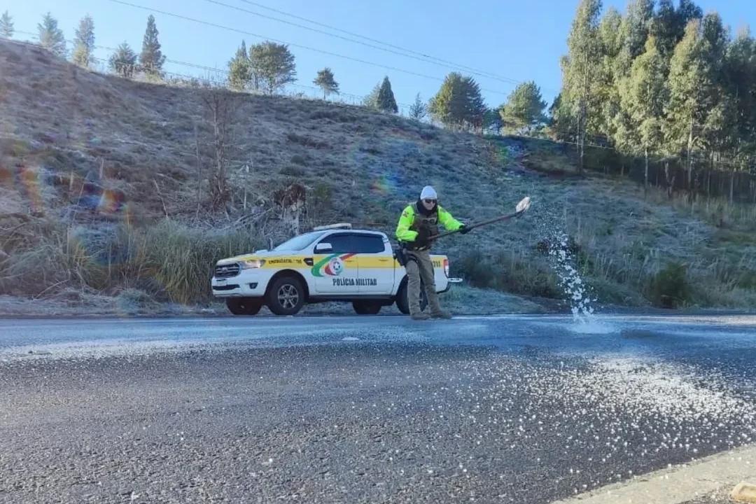Trechos da Serra do Rio do Rastro e São Joaquim amanhecem com gelo na pista