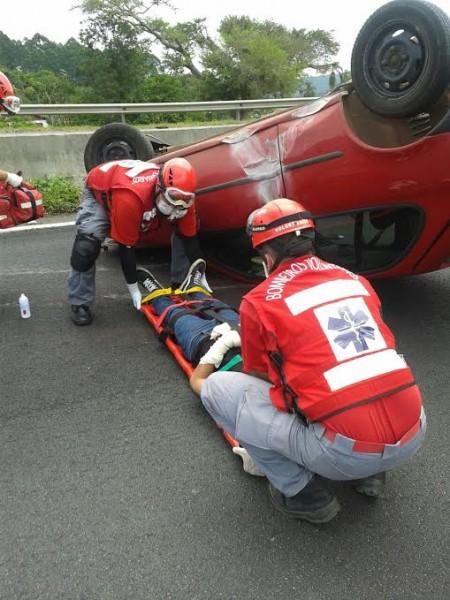 Motorista fica em estado grave após capotar na BR-101