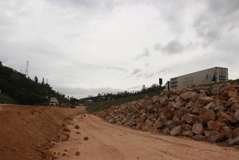 Pista toma forma na saída do túnel no Morro do Formigão