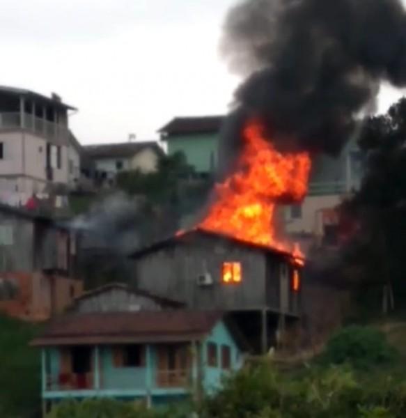 Casa de madeira é consumida por incêndio em Orleans
