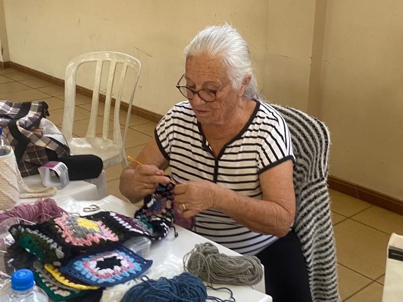 Clubes de Mães de Içara confeccionam gorros e cachecóis em lã para o RS